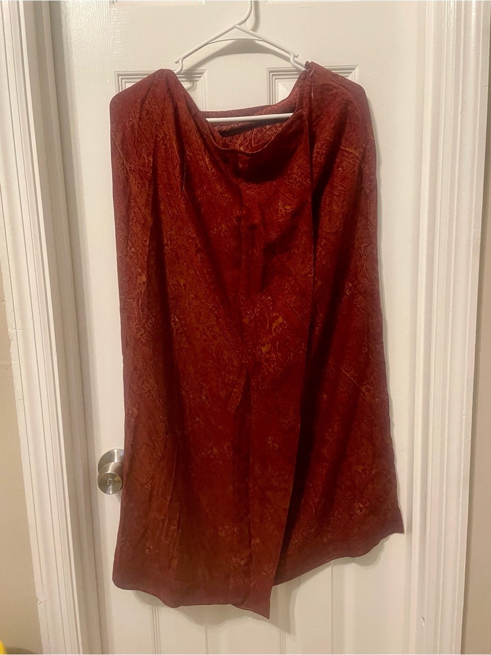 Maxi skirt. Burgundy colors.